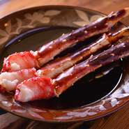 まずはサッと湯通ししただけのレア状態のカニ脚を味わい、次いでさらに熱を入れたミディアムへ。甘みや食感が徐々に変化するカニを堪能できます。誰でも食べやすいよう身を掘り出すのも匠の技。