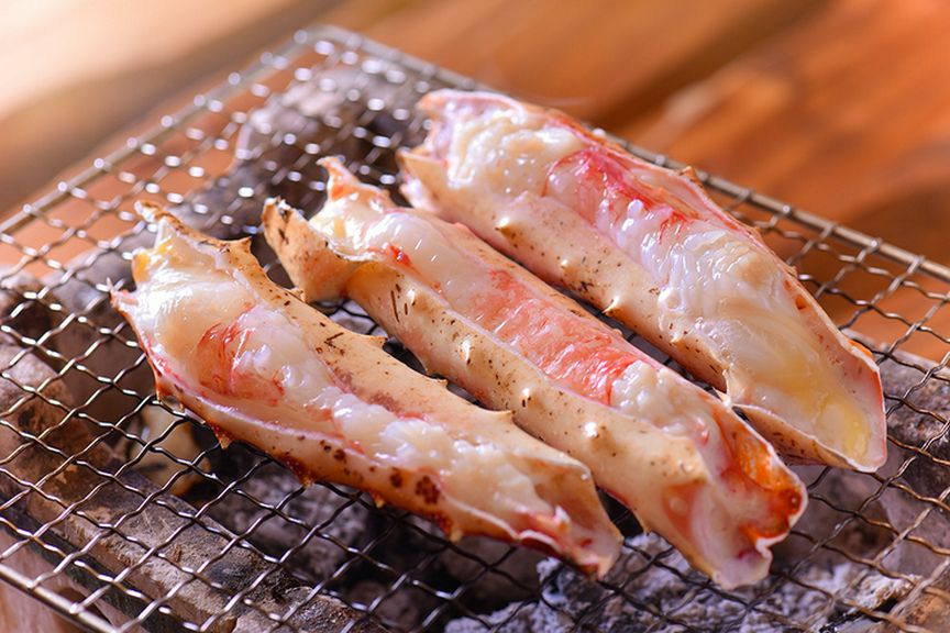 炭火で炙ることで、香ばしさとジューシーさが格段にアップする『焼きカニ』