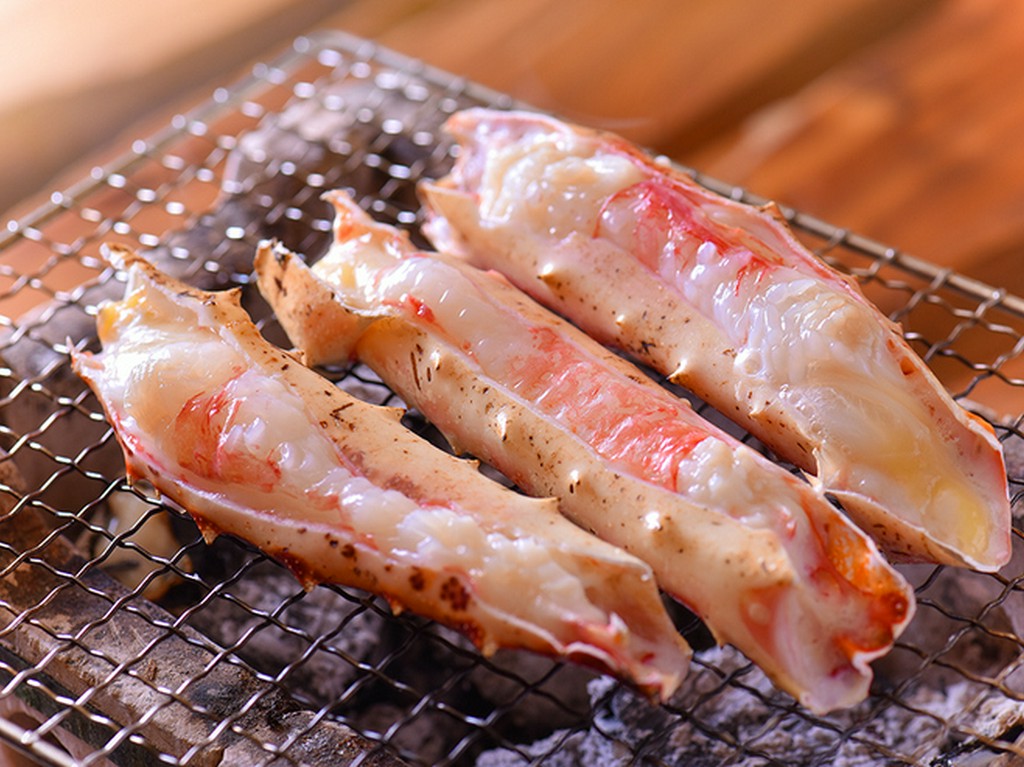 炭火で炙ることで、香ばしさとジューシーさが格段にアップする『焼きカニ』