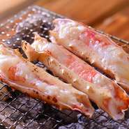 高温の炭火で手早く焼くことで、香ばしさをまといながらも中はジューシー。ボイルとは違った弾力と口中にあふれるカニのエキスを存分に楽しむことができます。