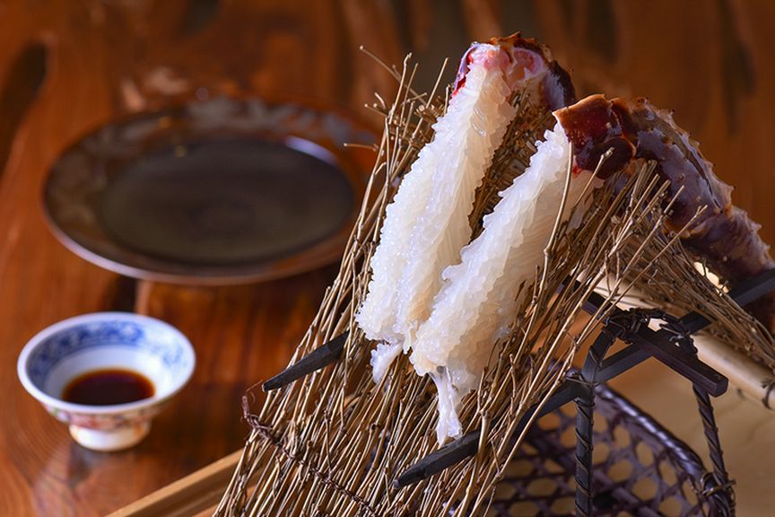 カニ尽くしコースのオープニング『カニ脚の刺し身』