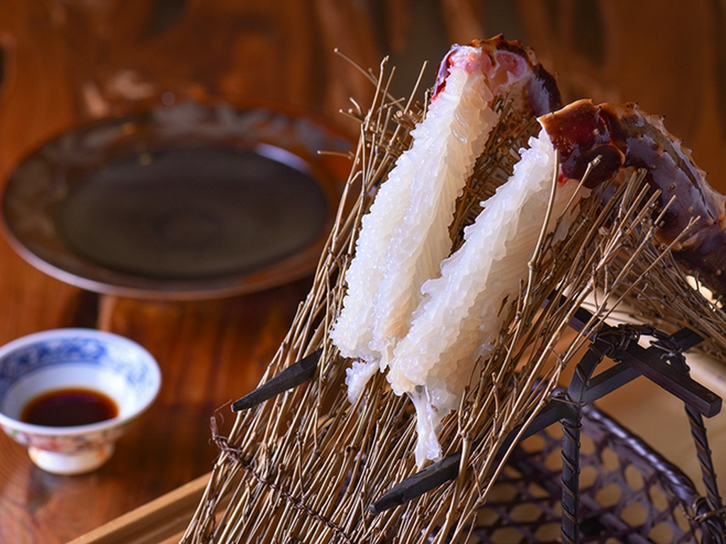 カニ尽くしコースのオープニング『カニ脚の刺し身』