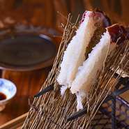 まるごと一匹のタラバガニをさまざまな調理法で味わうコース。その幕開けを飾るのが、目にも美しい『カニ脚の刺し身』。醤油をつけて味わえば、濃厚な旨みと甘みが口に広がります。