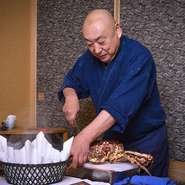 料理人として料理をつくる以外にお客様に何ができるか、ということを常に考えています。意識しているのは、笑顔を絶やさないこと。大人はもちろん、お子様も外食を楽しめるよう、明るく楽しい接客を心がけています。