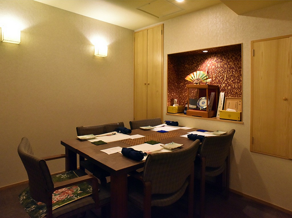 個室でも変わらずに楽しめるライブパフォーマンス