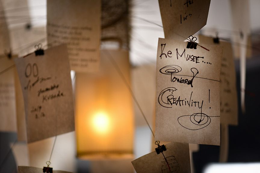 店名の示す通り、ミュージアムのようにアートに囲まれた空間