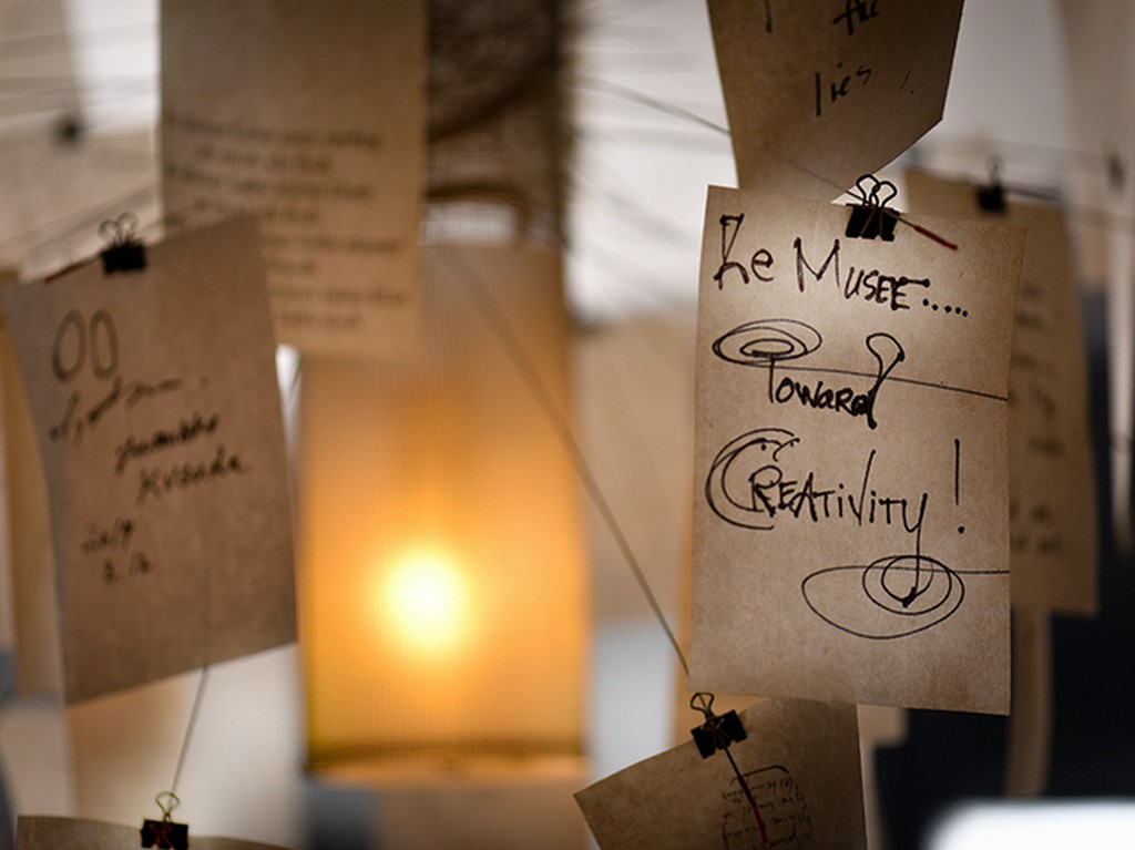 店名の示す通り、ミュージアムのようにアートに囲まれた空間