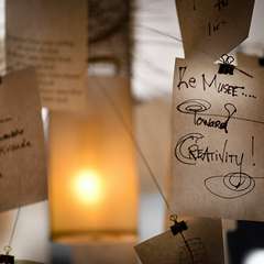 店名の示す通り、ミュージアムのようにアートに囲まれた空間