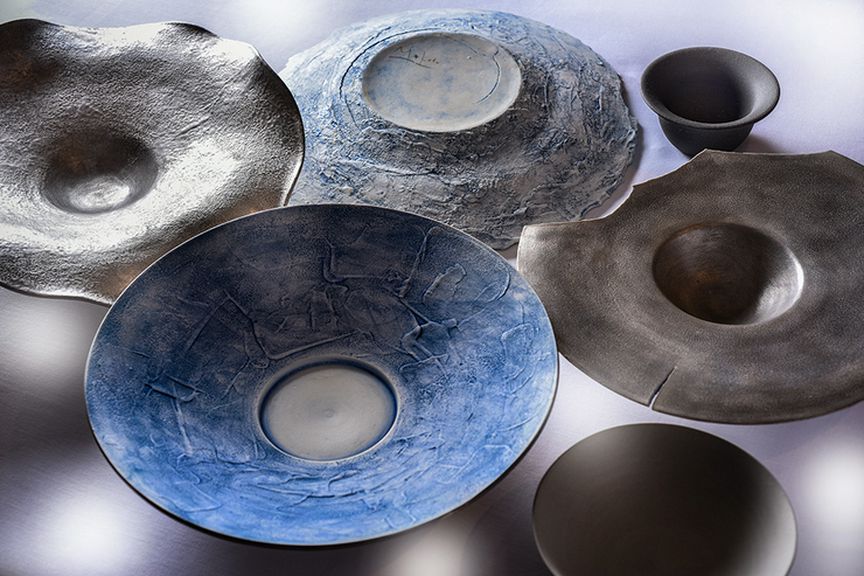 器もシェフ自身の作。アシンメトリーの美が料理を彩る