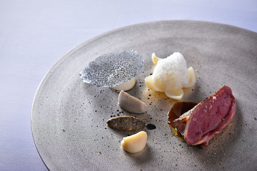 精密な火入れで素材の持ち味を閉じ込めるコースのクライマックス『肉料理』