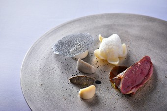 精密な火入れで素材の持ち味を閉じ込めるコースのクライマックス『肉料理』