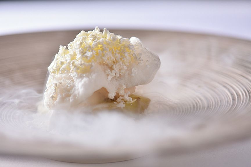 軽やかな余韻を残すコースの締め。シェフのこだわりが詰まった『デセール』