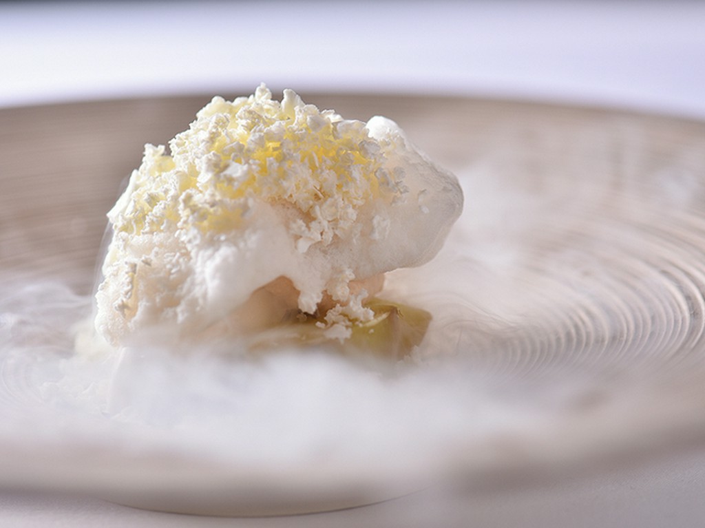 軽やかな余韻を残すコースの締め。シェフのこだわりが詰まった『デセール』