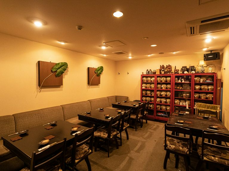 ホームパーティー気分で和やかに楽しめるダイニング・バー