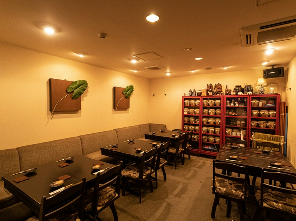 ホームパーティー気分で和やかに楽しめるダイニング・バー