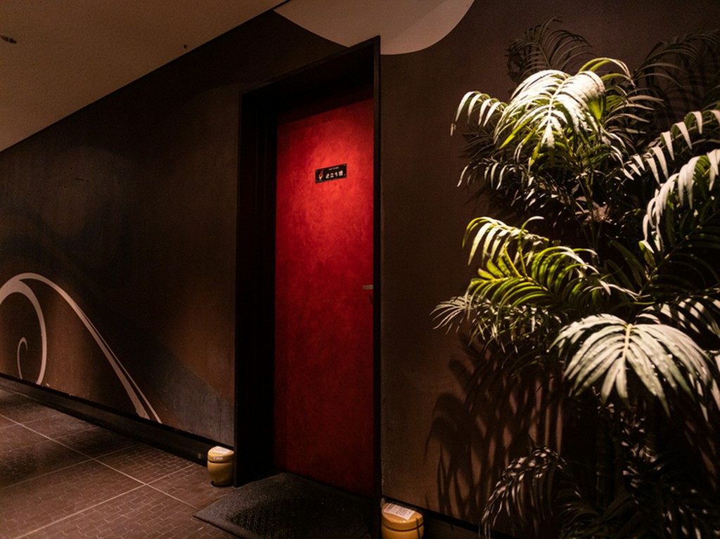 ケーキ持ち込みOK。ビルの地下にあるオシャレなダイニング・バー