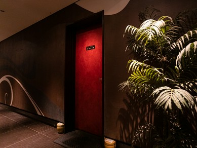 ケーキ持ち込みOK。ビルの地下にあるオシャレなダイニング・バー