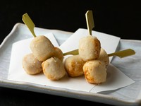 里芋を和だしや砂糖で一度煮物にして冷ましたものを、注文が入ってから唐揚げに。噛んだ時に、だしの旨みが口の中で広がります。