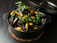 オリーブオイルもしくはグレープシードオイル、ニンニク、ハーブが入っており、香りがよいのが特長。貝のうまみ、貝のスープの旨みを味わえます。(※写真はLサイズ)