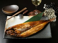 北海道の業者から仕入れられた、脂がのっている『極上 特大ホッケ』