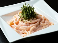 生クリームに明太子とうどんを絡めたオリジナルの逸品。和風の味付けで、刻みのりがよく合います。