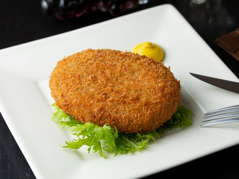 ジューシーな肉汁あふれる『シェフ特製黒毛和牛のメンチカツ』