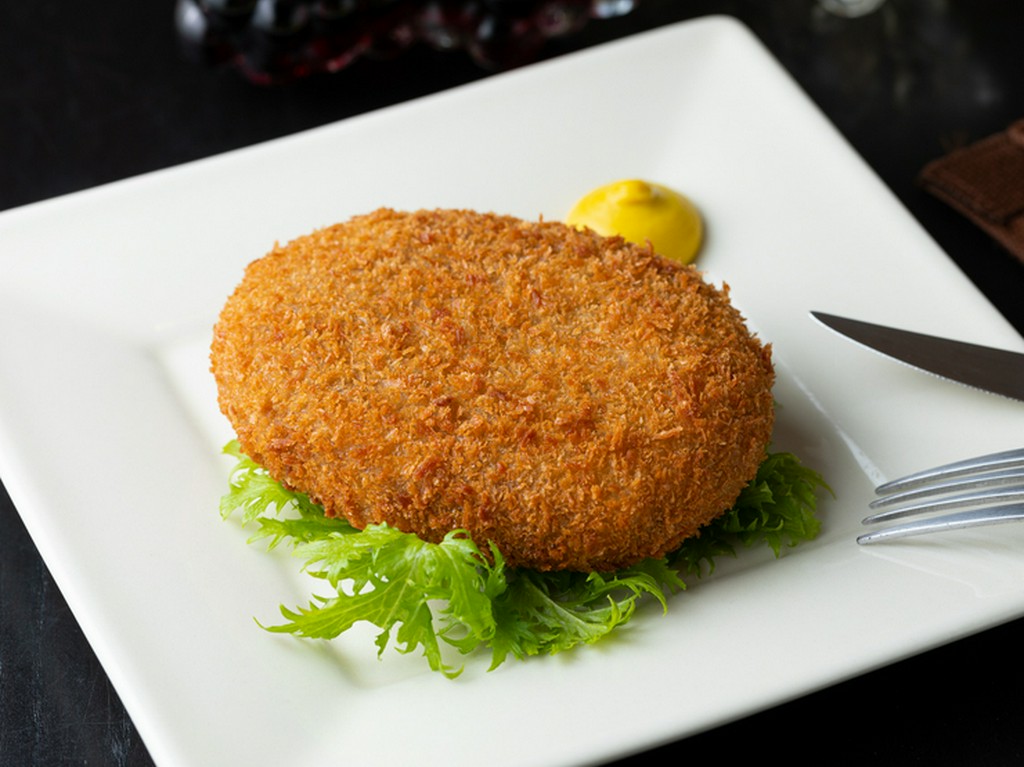 ジューシーな肉汁あふれる『シェフ特製黒毛和牛のメンチカツ』