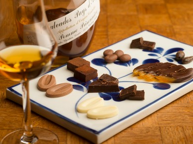 お酒×チョコの達人が独自セオリーによる、五感に響く世界へ案内