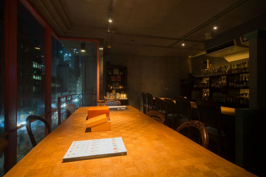 シンプルな空間、アンティーク家具、熟成を経たお酒が響き合う