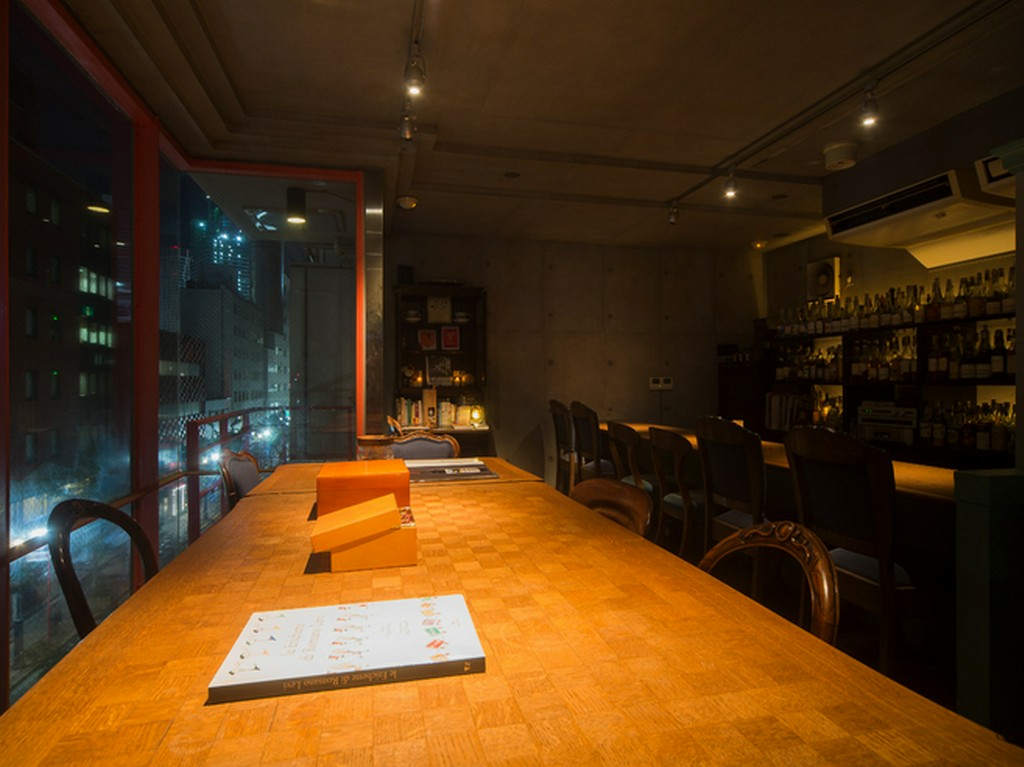 シンプルな空間、アンティーク家具、熟成を経たお酒が響き合う