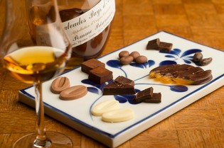 お酒とのマリアージュで艶めく美味に『チョコレート・アソート』