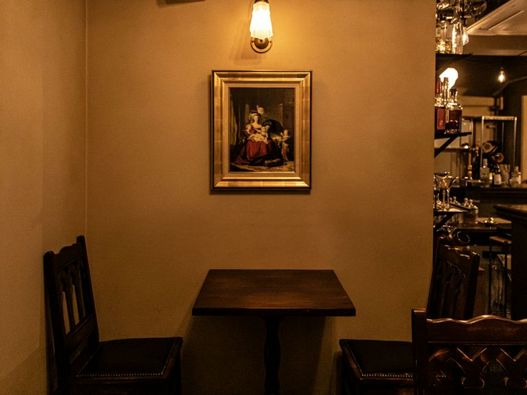 アンティーク感が漂う空間、ロマンチックなグラスや器も好評