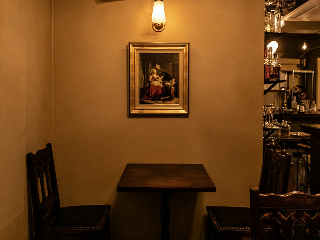 アンティーク感が漂う空間、ロマンチックなグラスや器も好評