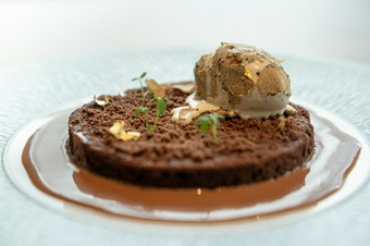 トリュフを贅沢に使ったバニラアイスとフォアグラのクリームを合わせた看板メニュー『ショコラロワイヤル』