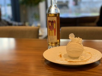 グラッパをかけて味の変化を楽しむ『瀬戸内レモンとマヌカハニーのヴァシュラン』