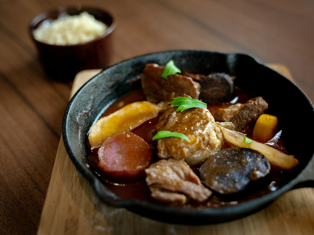 ワインだけじゃない、バータイムにも楽しめる人気のフードメニュー『仔羊のナヴァラン』