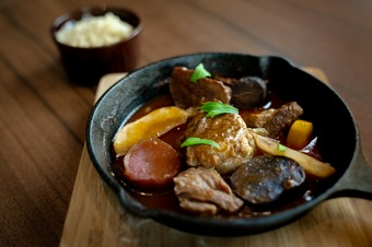 ワインだけじゃない、バータイムにも楽しめる人気のフードメニュー『仔羊のナヴァラン』