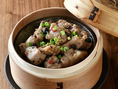 国産漢方豚をさっぱりと蒸しあげた『骨付きミニスペアリブの豆鼓蒸し』