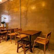 テーブル席のご用意も御座います。広く作ってあるので3名様でもご利用頂けます。