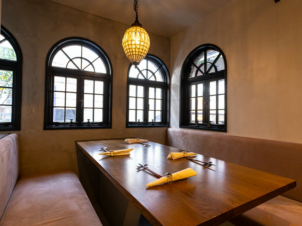 池袋駅から徒歩5分、異国情緒漂う洋風レトロな窓が目印