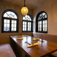 半円アーチ型の洋風窓を見ただけで、洋風料理のお店だとわかります。店内は木目調がベースの落ち着いた雰囲気。おいしい料理とゆったりした時間が、自分自身へのちょっとしたご褒美です。