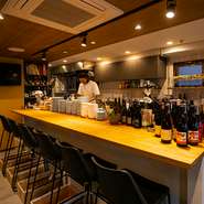 不定期に入れ替え、その時期に合ったワインを楽しんでもらえるようたくさんの種類が準備されています。ボトルだけでなくグラスワインも種類が多いので、あれこれ飲みたい人にはうれしいですね。