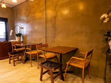 ゆったり置かれたテーブルがプライベート感を演出