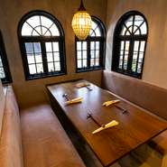 半個室となっているテーブル席もあるので、ちょっとかしこまった集まりなどにはこちらがおすすめ。プライベートなひとときをゆっくり満喫できます。