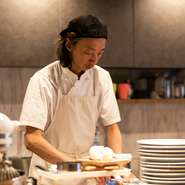 ブランドではなく、肉なら精肉店の、魚なら魚河岸の確かな目を信じて素材を仕入れています。「今、おいしいもの」を自ら探し出すこと。それがゲストへのおもてなしの第一歩と店主は心得ています。