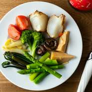 旬の野菜をよりおいしく味わえるように盛り合わせた一品。茹で上げた後に出汁につけたり、山菜を洋のテイストで味付けしたりするなど、ひと手間かけることで素材の旨みを存分に引き出しています。