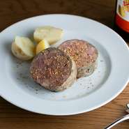 パテといえばオーソドックスなフランス料理。そこに添えられているのは、出汁でほっくり炊いたじゃがいも。仕上げに山椒をふりかけて、フランス料理が滋味あふれる和の味わいになりました。