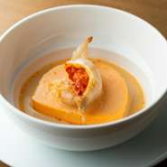 頭や殻は出汁に、身はムースに。ムース地にはバターを加えることでふんわりした食感に仕上げています。オマールエビの香り、バターの風味、出汁の旨みを一度に味わい尽くせるリッチな一品です。