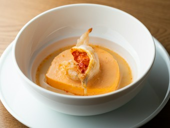 オマールエビを味わい尽くす『温製オマールエビのテリーヌ』