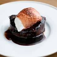 豚の血や内臓を使ったフランスのソーセージ『ブーダン・ノワール』を焼きテリーヌにすることで、より濃厚な味わいが楽しめます。上にのせたポーチ・ド・エッグとポルト酒のソースが味に上品さとまろやかさをプラス。